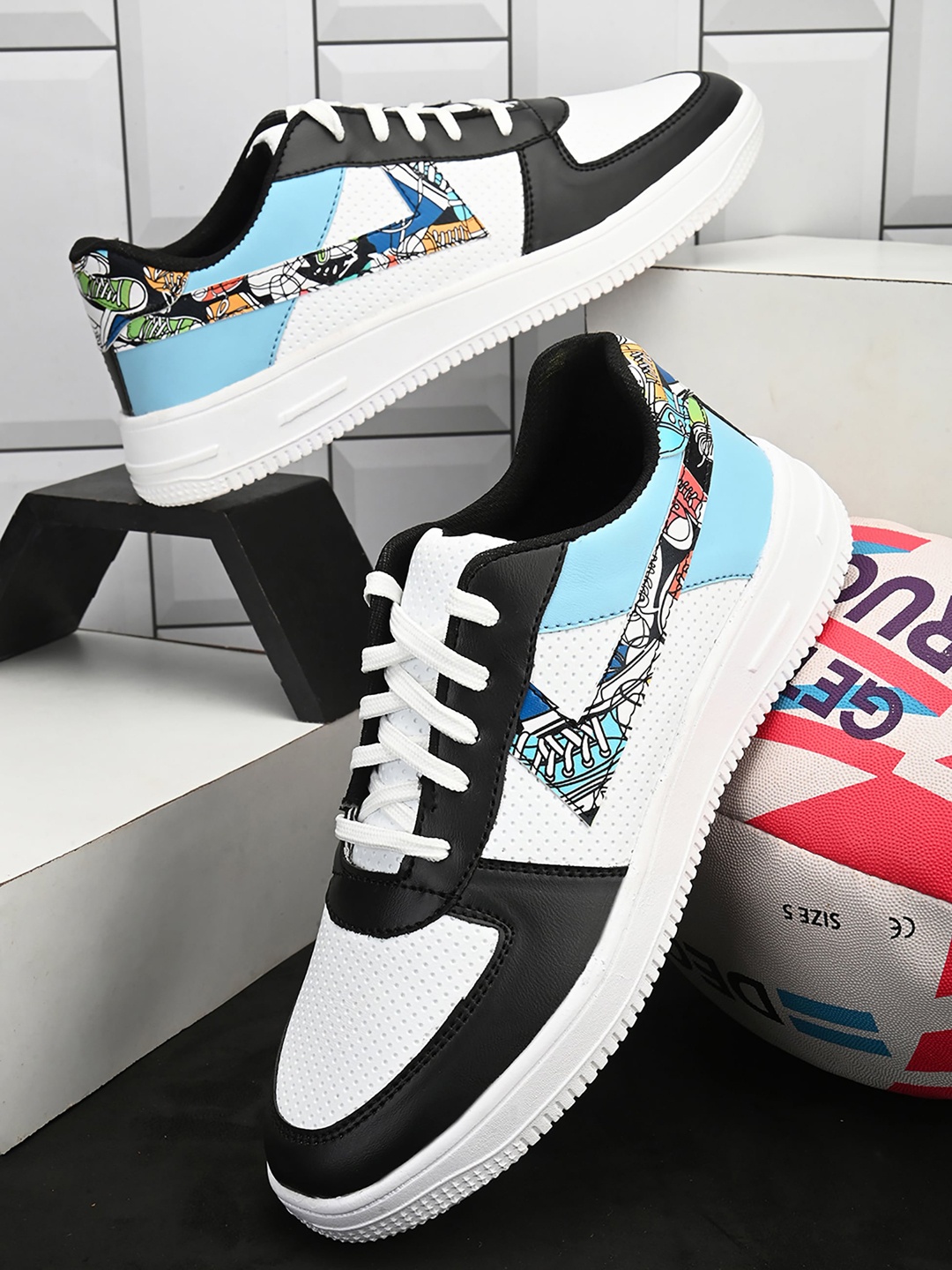 

HERE&NOW Men White & Black Colourblocked Lightweight Sneakers