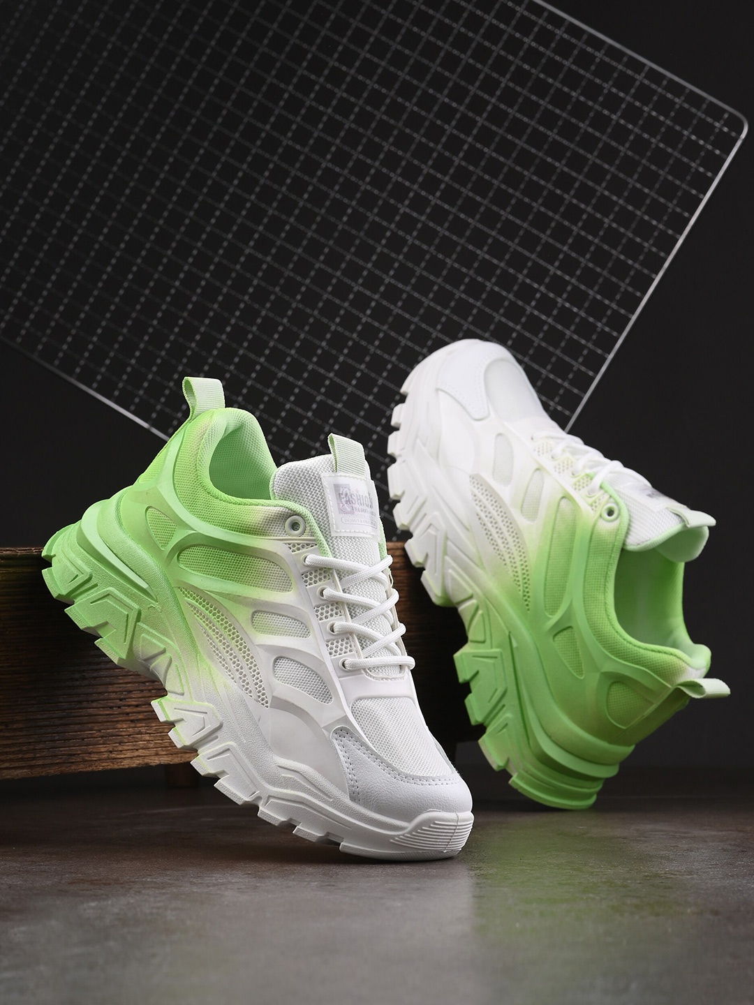 

The Roadster Lifestyle Co. Women White & Green Textured Lightweight Running Shoes