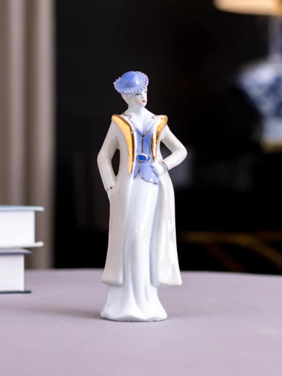 

THEDECORKART White & Blue Textured Ceramic Showpiece