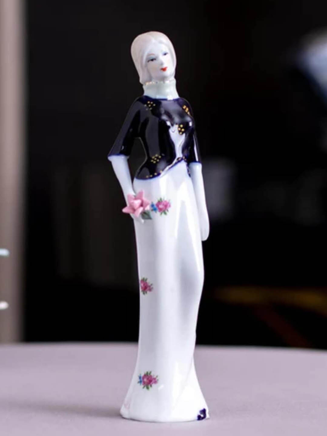 

THEDECORKART White & Navy Blue Lady Figurine Showpiece