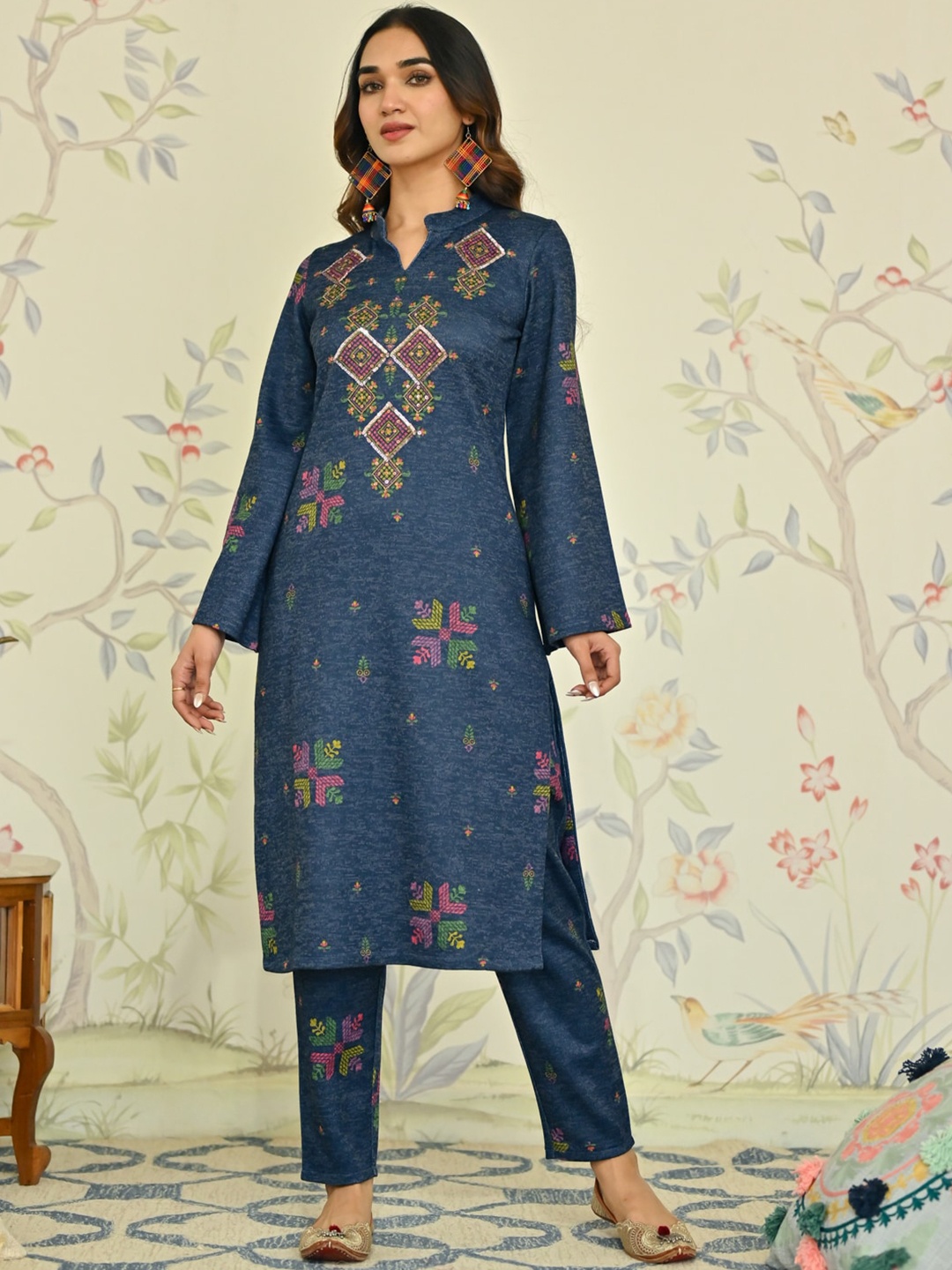 

Rustorange Geometric Printed Mandarin Collar Sequinned Straight Kurta with Trouser, Navy blue