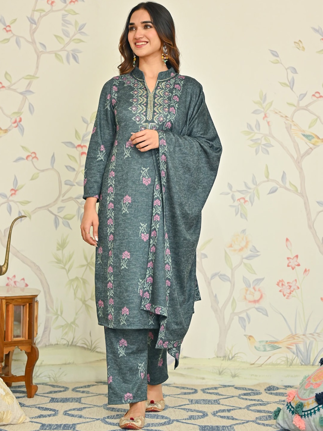 

Rustorange Ethnic Motifs Printed Sequinned Kurta & Trouser With Dupatta, Green
