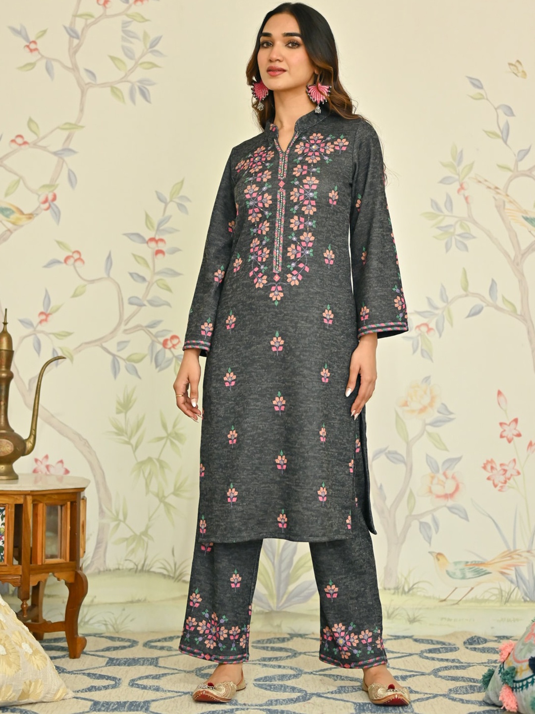 

Rustorange Floral Printed Mandarin Collar Sequinned Kurta with Trousers, Black