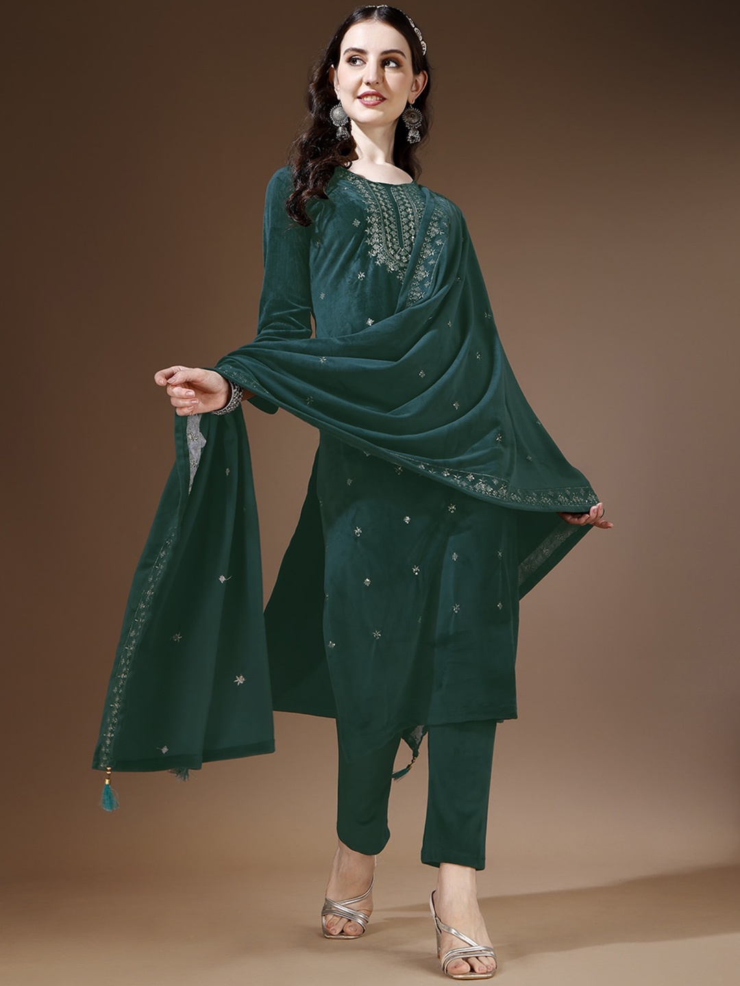 

Ziva Fashion Floral Embroidered Sequinned Velvet Kurta With Trousers & Dupatta, Green