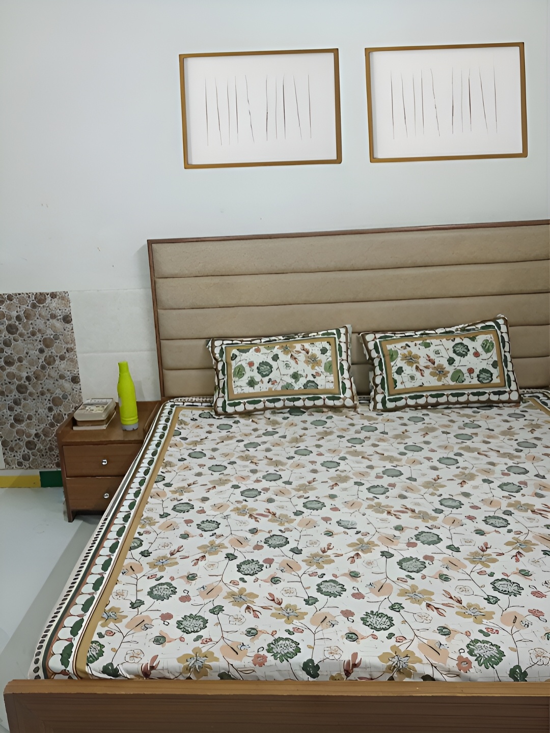 

THE CONVERSION Beige & Green Floral 180 TC King Bedsheet with 2 Pillow Covers