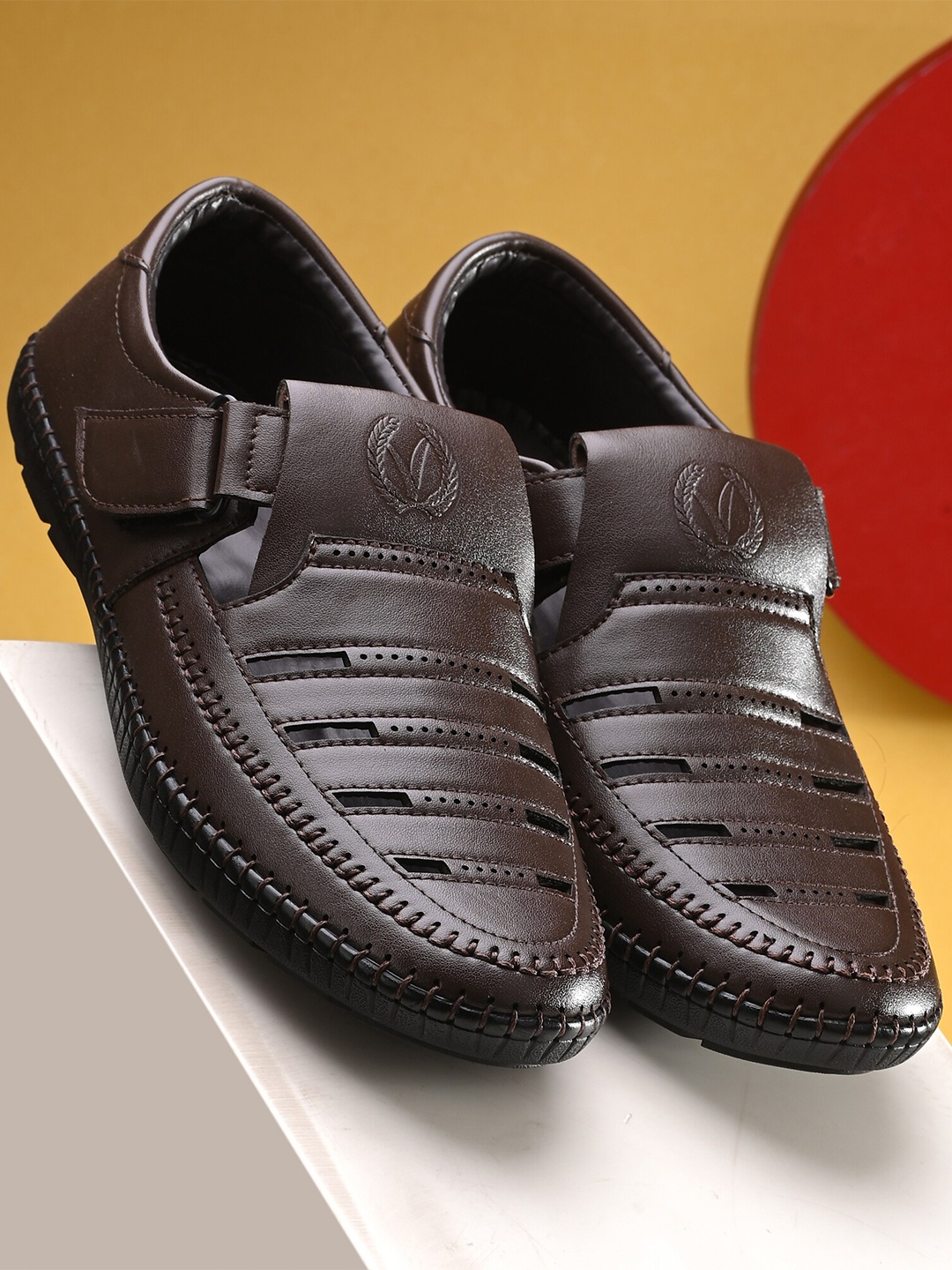 

Vellinto Men SCOTT Ethnic Shoe-Style Sandals With Velcro Closure, Brown