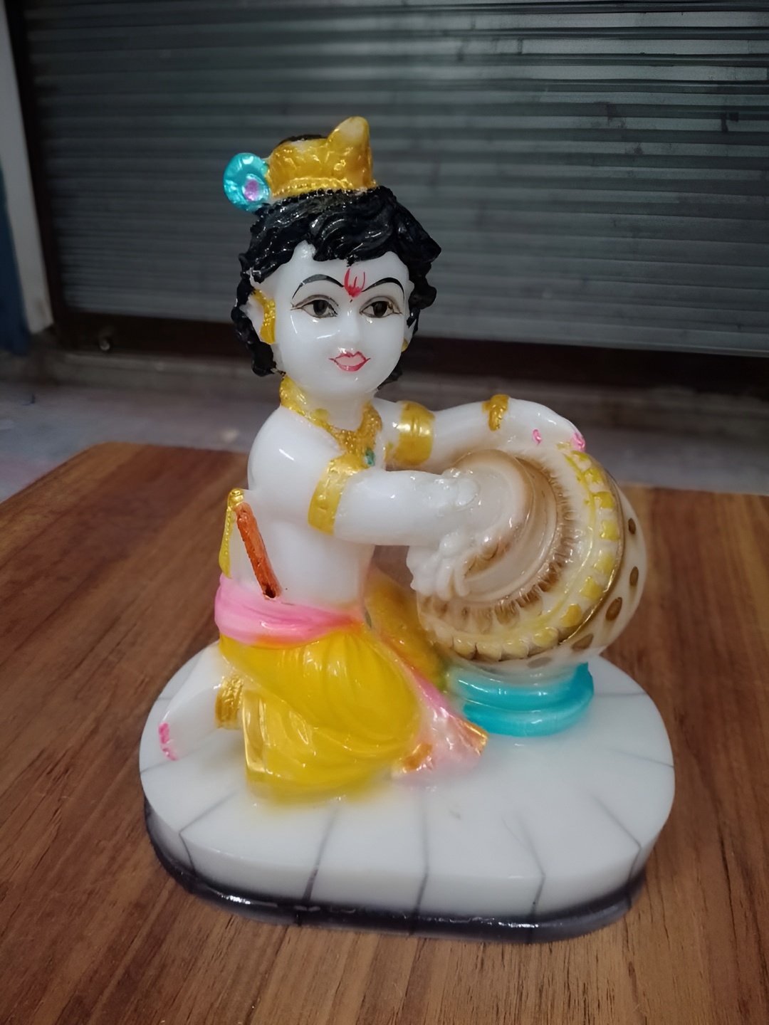 

VAMIKA HANDICRAFTS White & Gold Toned Lord Krishna Idol Showpiece