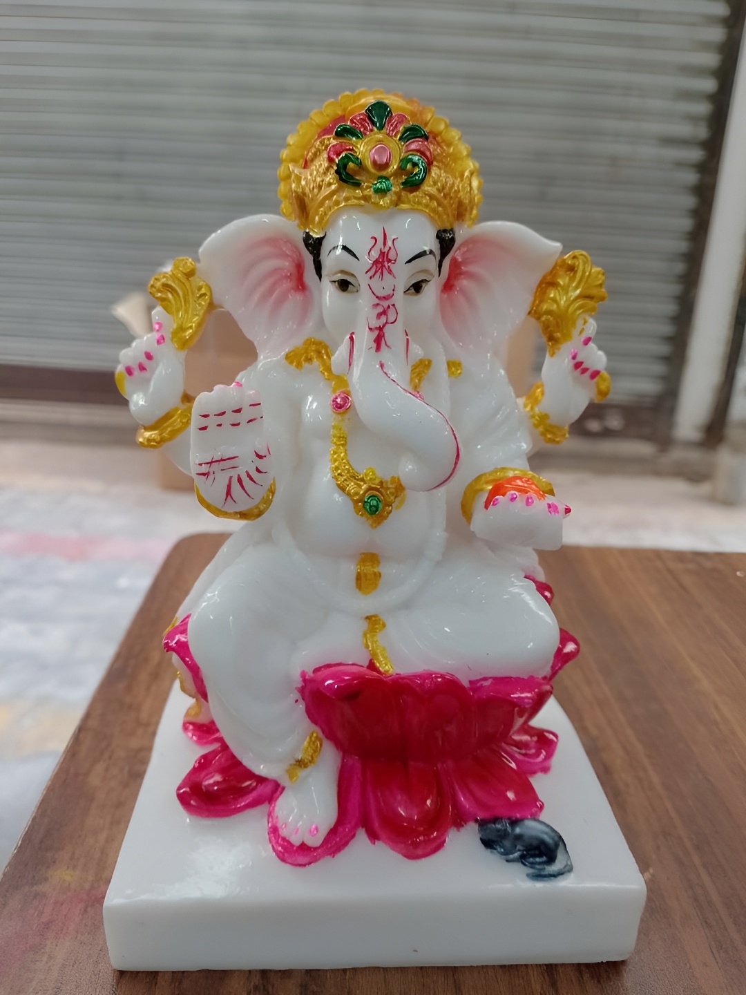 

VAMIKA HANDICRAFTS White Textured Ganesh Showpiece