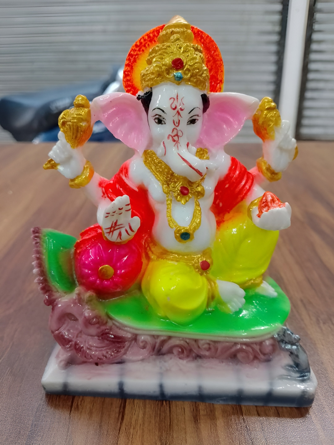 

VAMIKA HANDICRAFTS Yellow & White Textured Ganesh Showpiece
