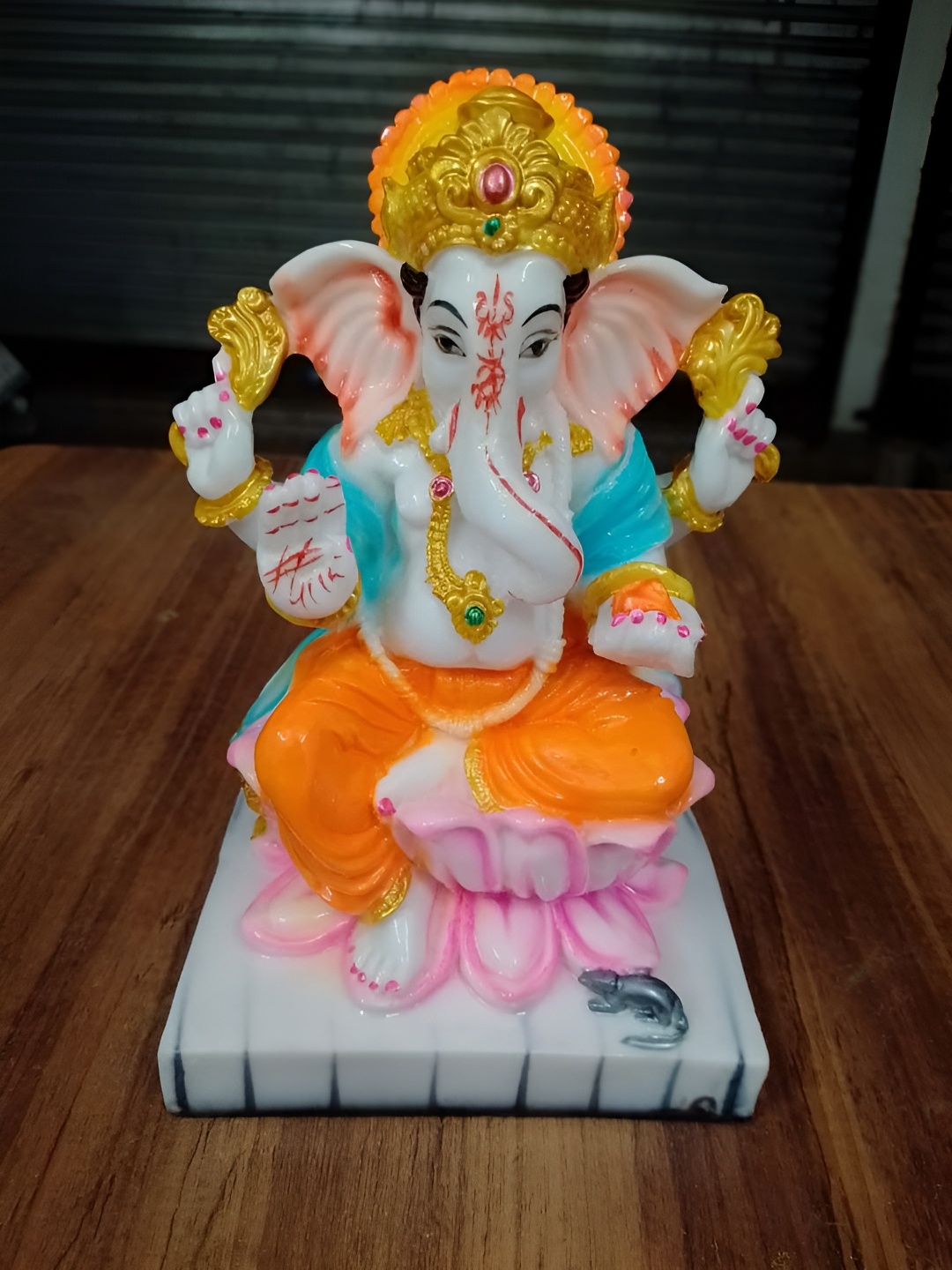 

VAMIKA HANDICRAFTS Gold Toned & White Religious Ganesha Idol Showpiece