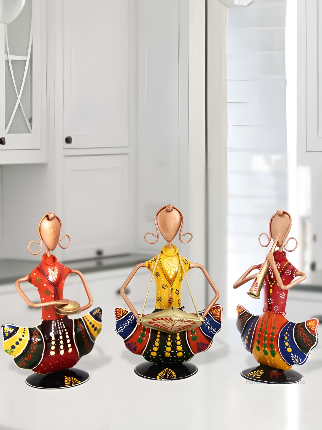 

HANDICRAFTS PARADISE Gold Toned & Red 3 Pieces Metal Figurine Musician Ladies Showpiece