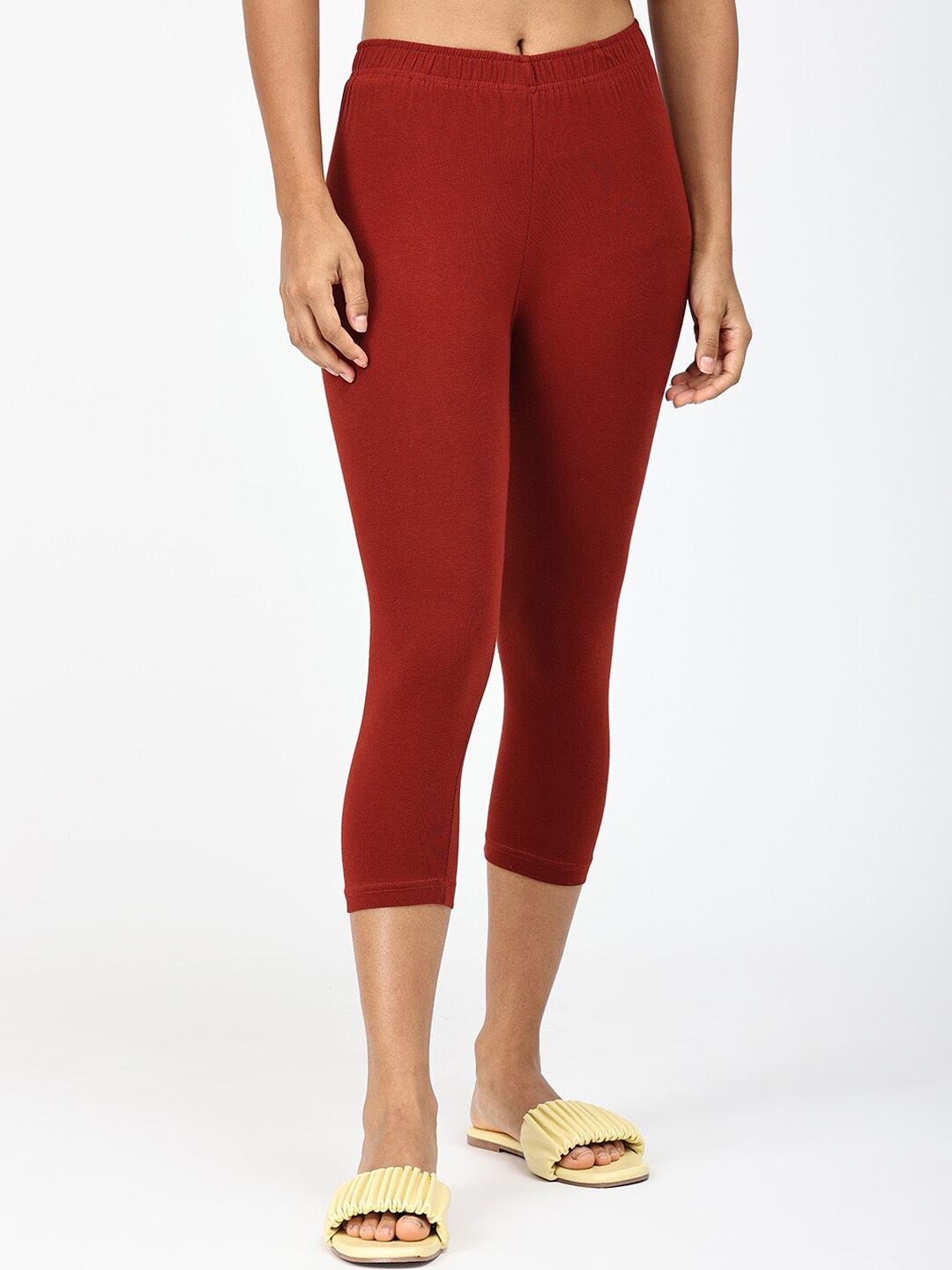 

Robinbosky Stretchable Capri Leggings, Maroon