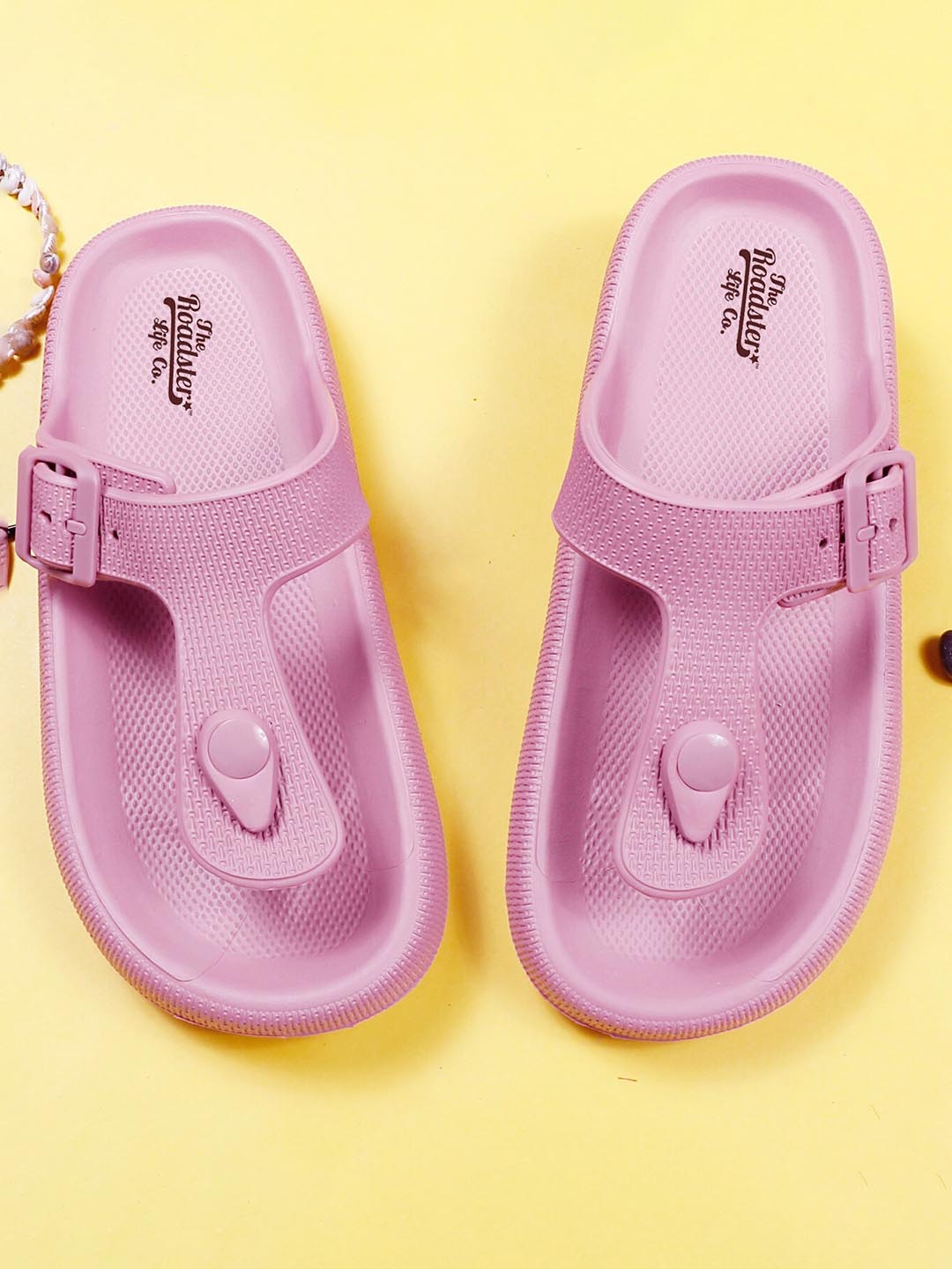 

The Roadster Lifestyle Co. Women Textured Thong Flip Flops, Pink