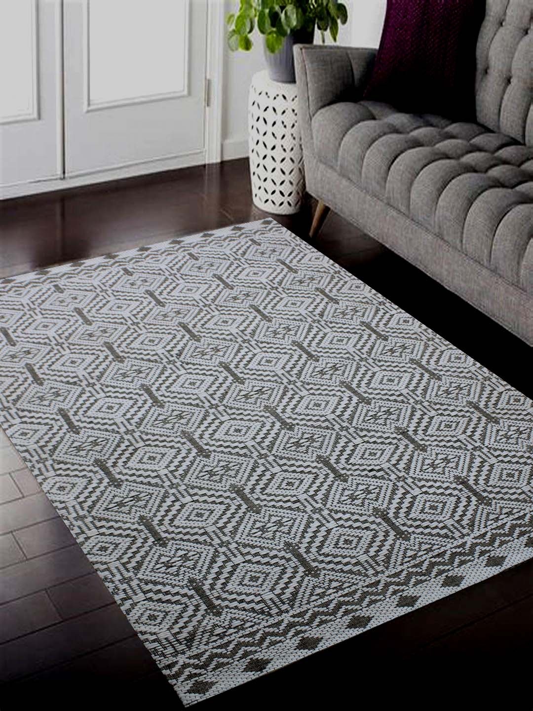 

MRIC White Geometric Handmade Woollen Carpet