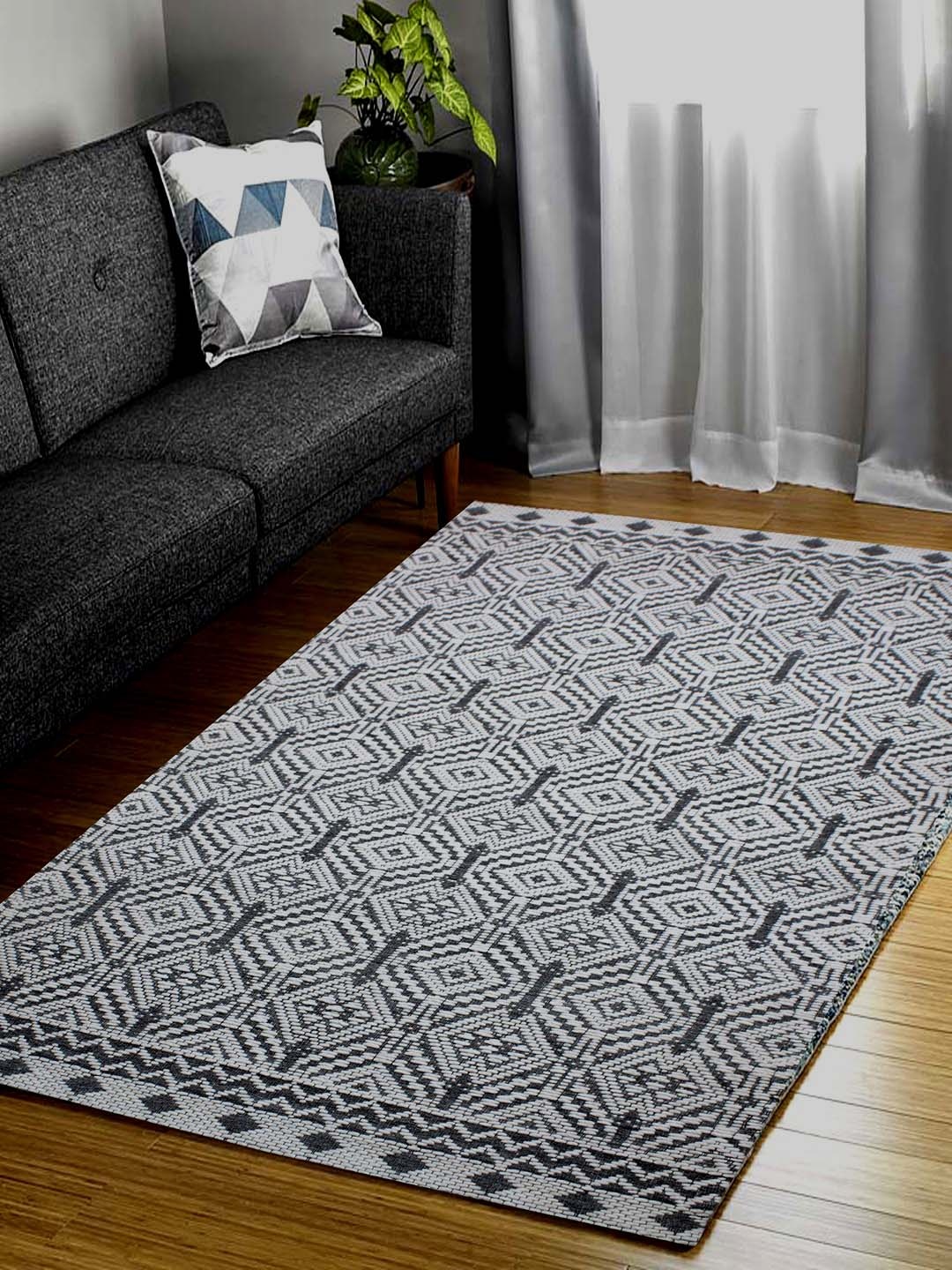 

MRIC White Geometric Handmade Woollen Carpet