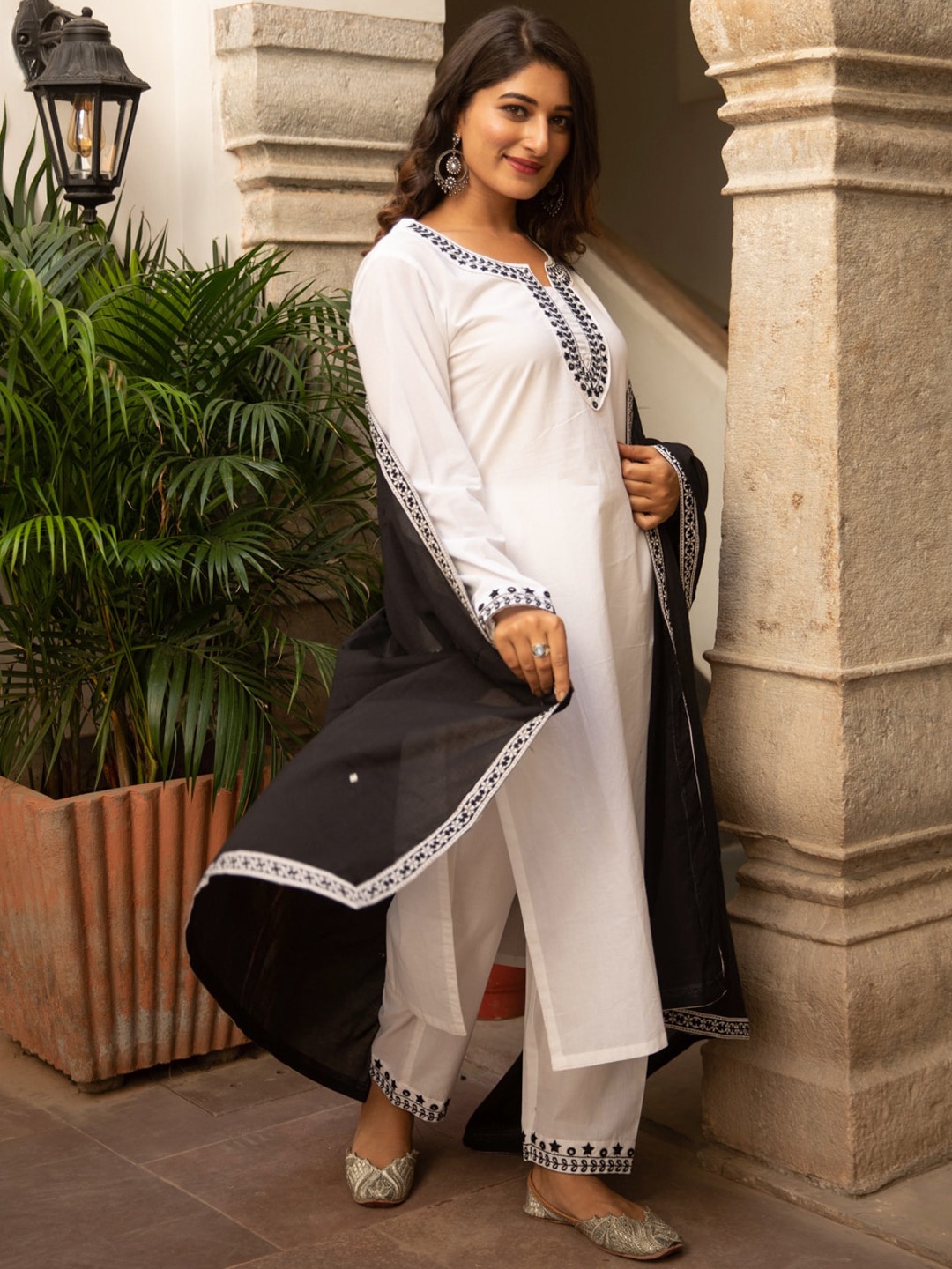 

Jaipuriya Fab Private Limited Floral Yoke Designed Thread Work Kurta Set, White