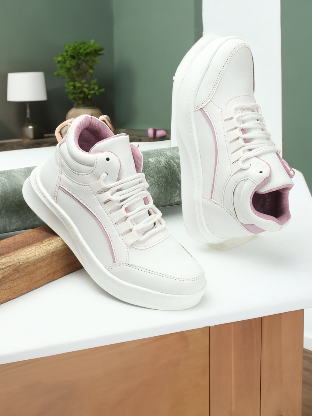 

The Roadster Lifestyle Co. Women White Comfort Insole Lace-Up Sneakers