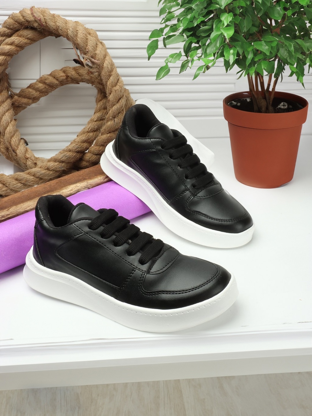 

The Roadster Lifestyle Co. Women Black & White Comfort Insole Lace-Up Sneakers