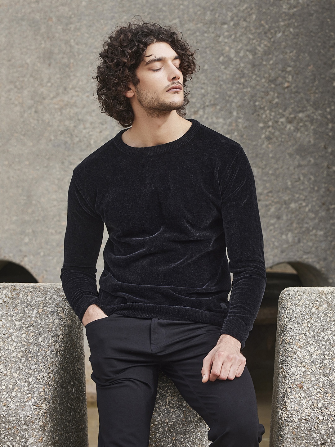 

Mufti Long Sleeves Velvet Pullover, Black