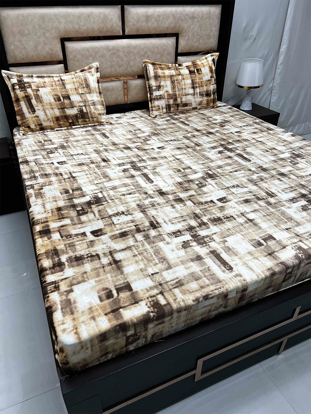 

Pure Decor Cozy Brown Abstract 130 TC Super King Bedsheet With 2 Zipper Pillow Covers