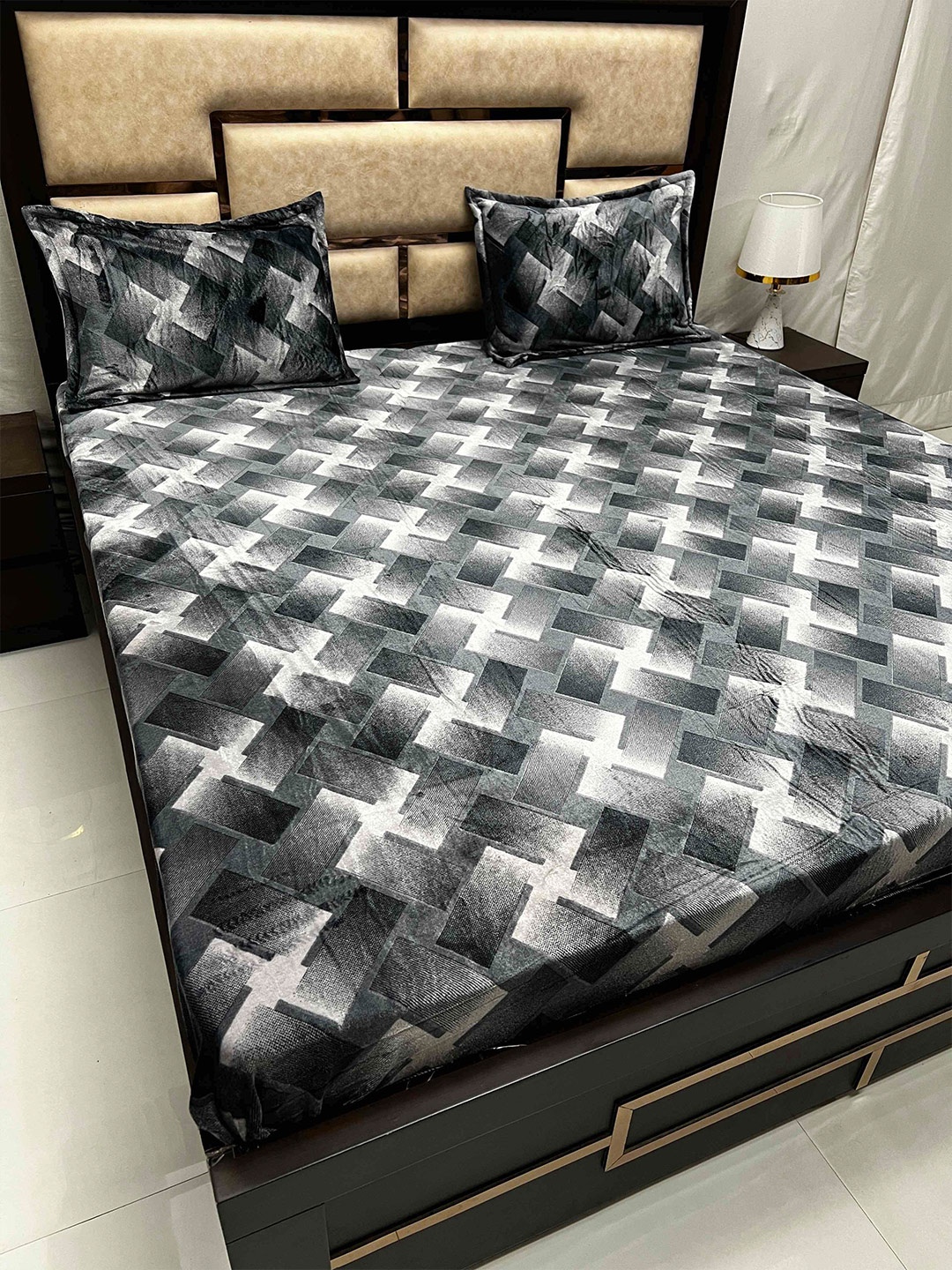 

Pure Decor Cozy Black Geometric 130 TC Super King Bedsheet With 2 Zipper Pillow Covers