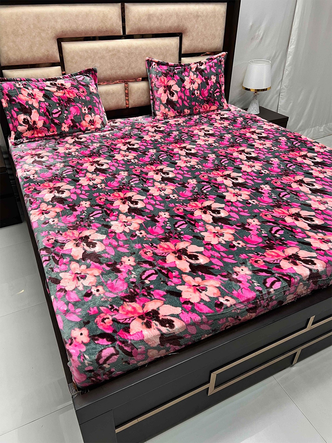 

Pure Decor Cozy Pink Floral 130 TC Super King Bedsheet With 2 Zipper Pillow Covers