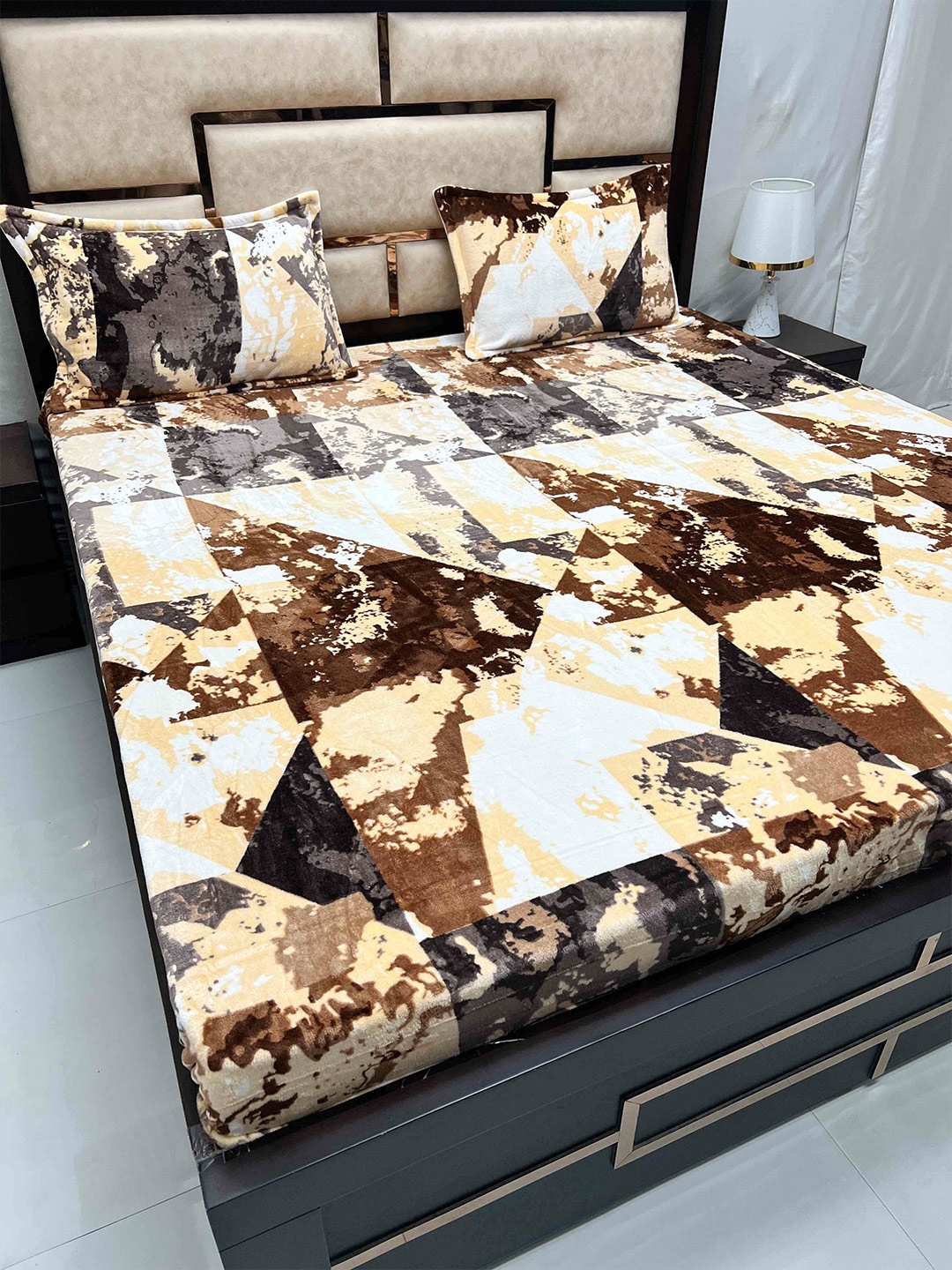 

Pure Decor Cozy Brown Abstract 130 TC Super King Bedsheet With 2 Zipper Pillow Covers