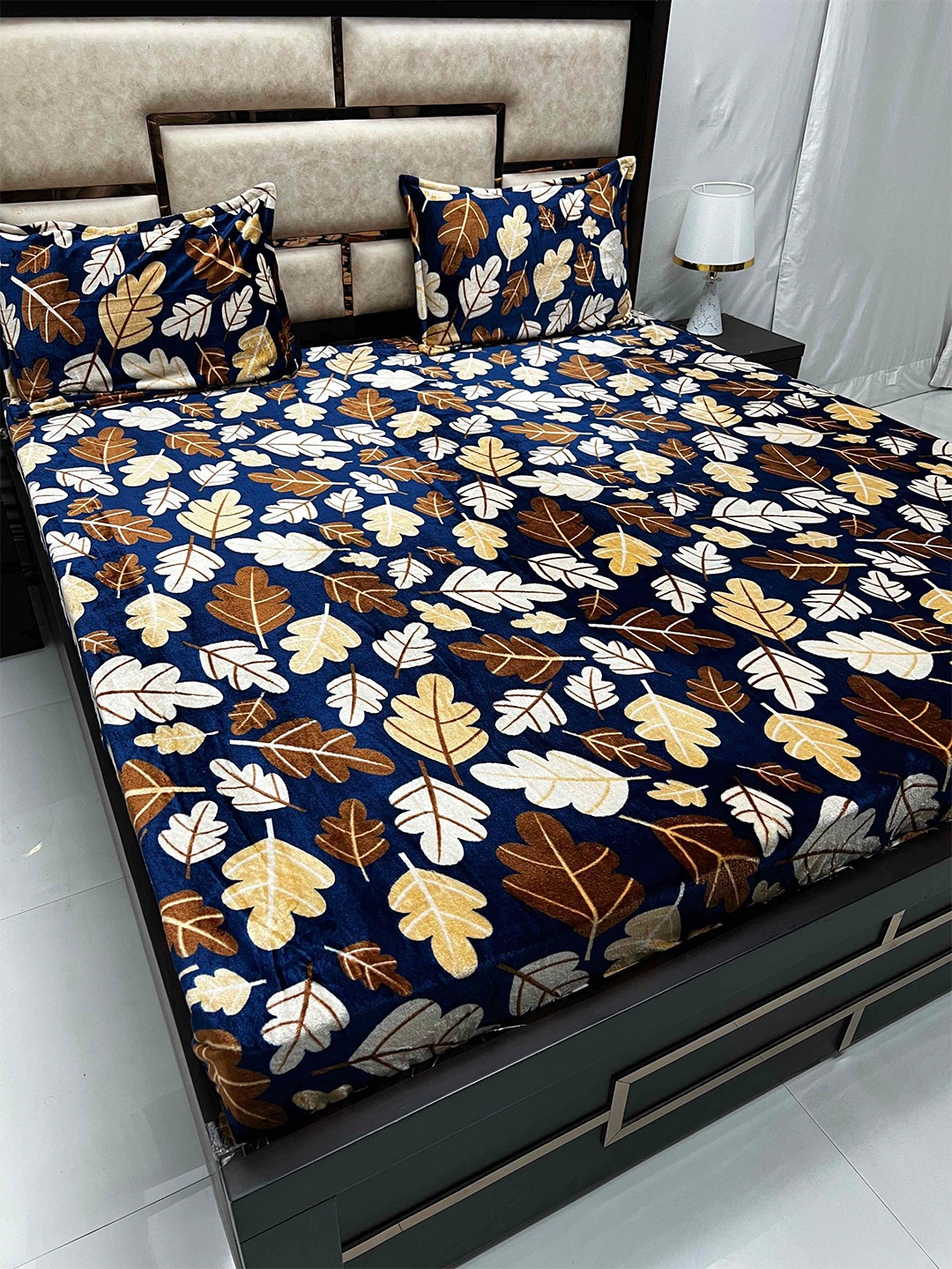 

Pure Decor Cozy Blue Floral 130 TC Super King Bedsheet With 2 Zipper Pillow Covers