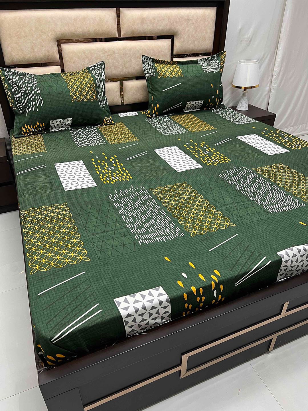 

Pure Decor Amulya Green &Yellow Geometric Cotton 240 TC Queen Bedsheet &2 Pillow Covers