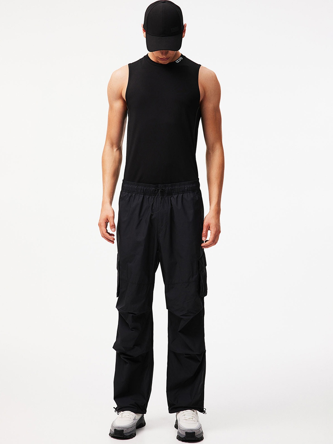 

H&M Men Parachute CargoTrousers, Black