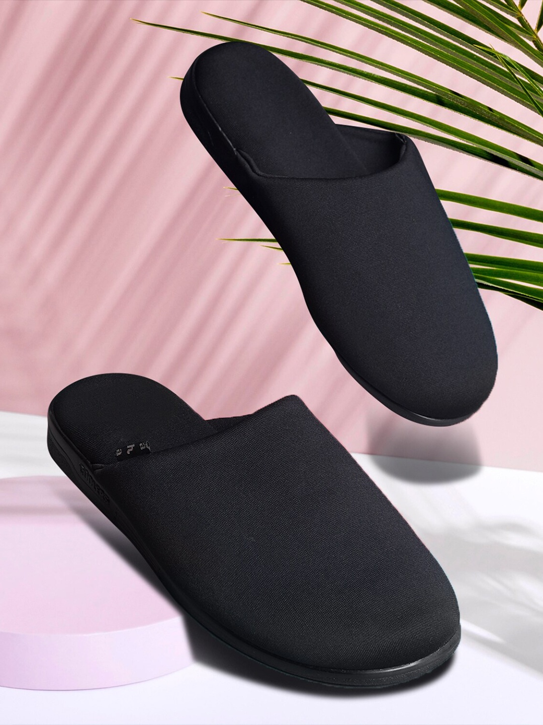 

Liberty Men Round Toe Room Slippers, Black