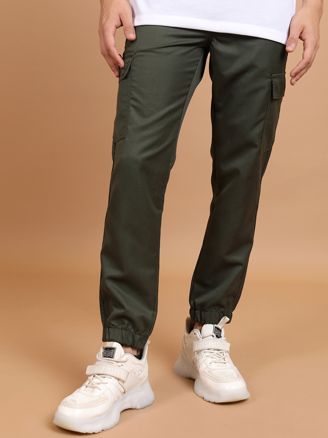 

HIGHLANDER Men Cargo Style Joggers, Olive