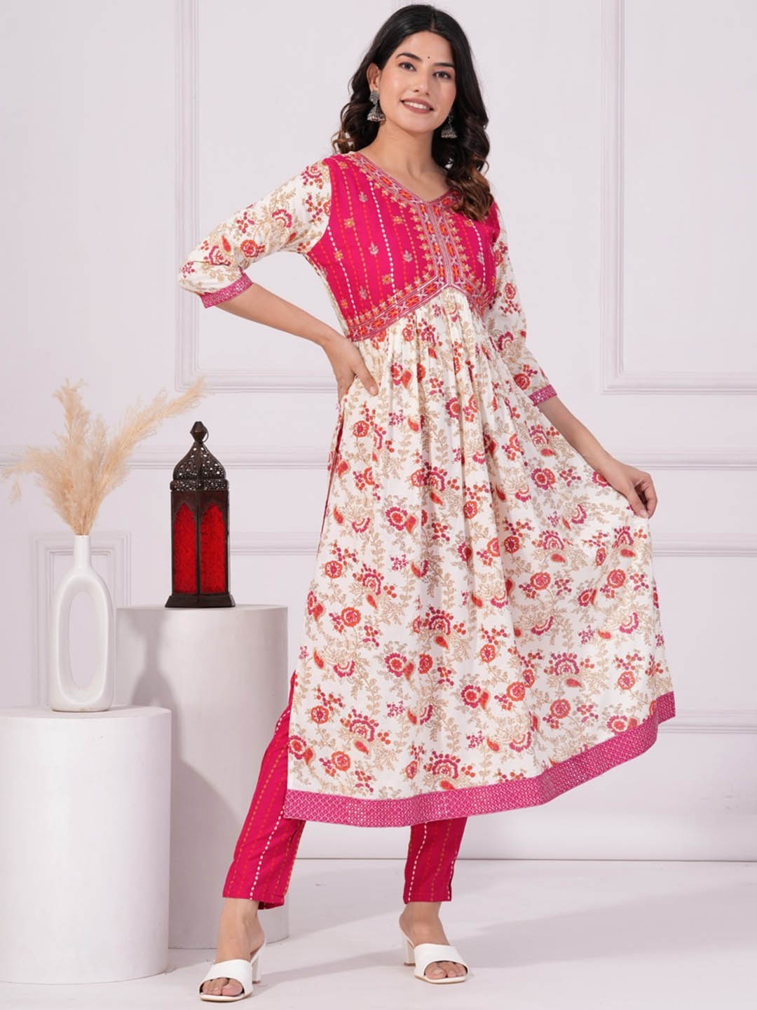 

UNISETS Floral Printed Empire Thread Work Kurta with Trouser & Dupatta, Pink