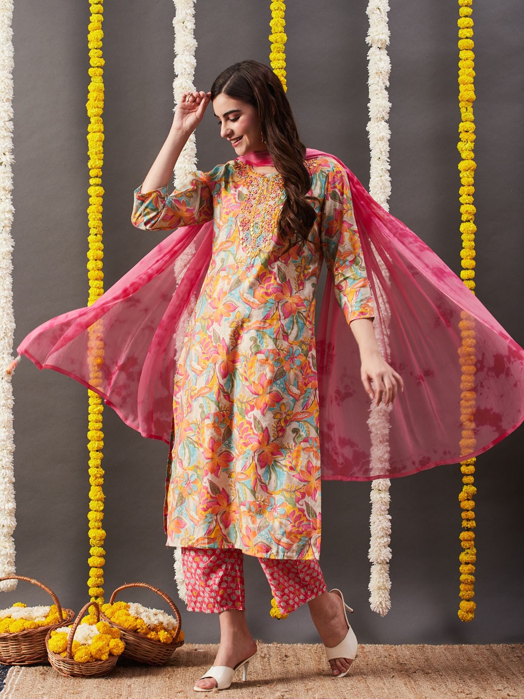 

FASHOR Floral Printed Thread Work Foil Straight Kurta With Trouser & Dupatta, Green