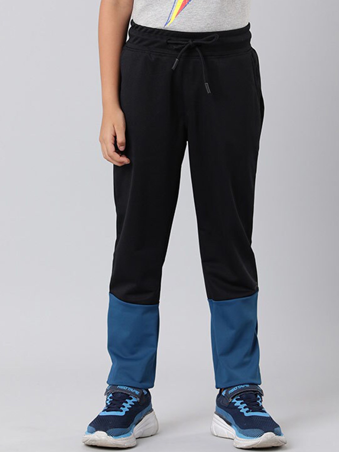

Indian Terrain Boys Colourblocked Joggers, Black