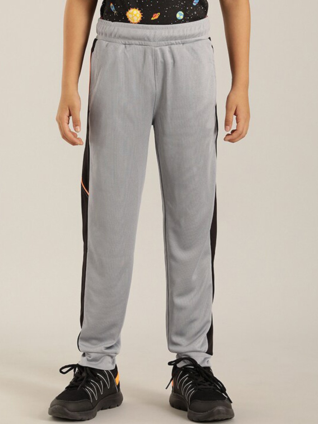 

Indian Terrain Boys Colorblocked Mid Rise Joggers, Grey
