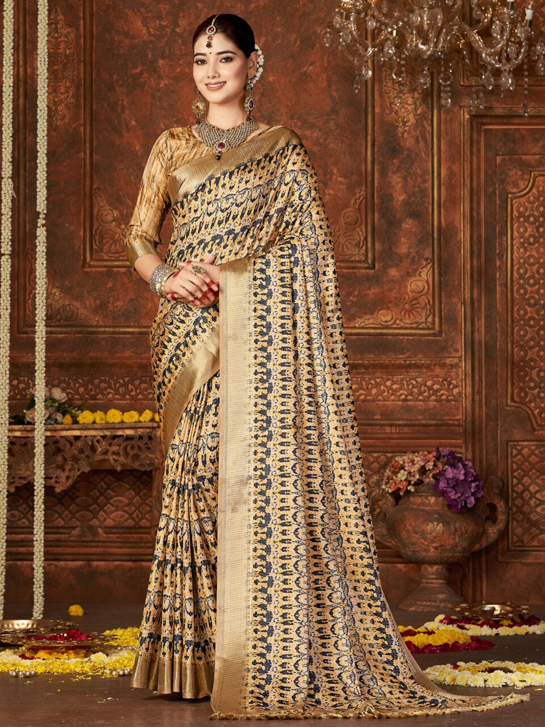 

VILLAGIUS Abstract Printed Zari Pure Silk Saree, Beige