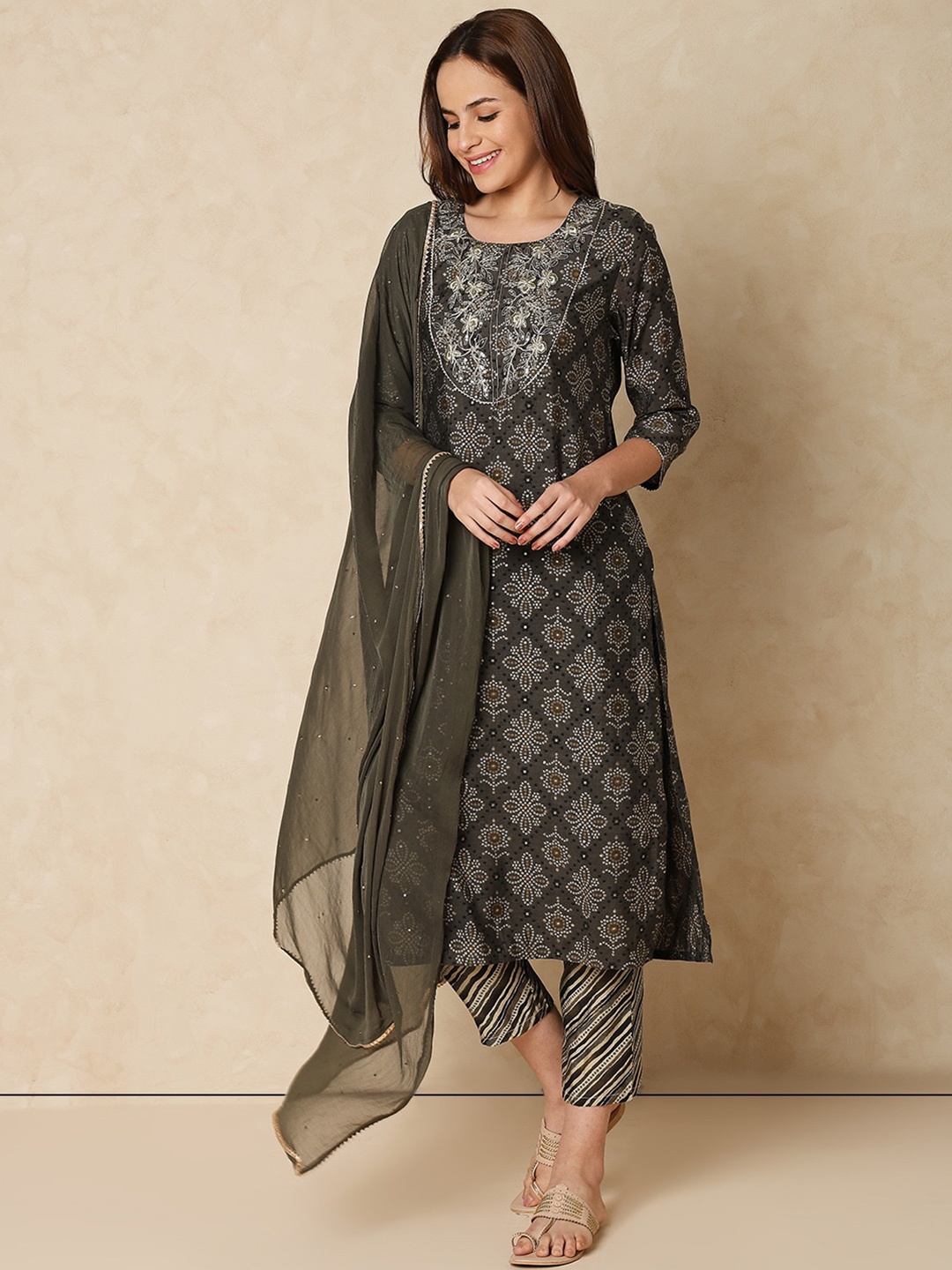 

Indifusion Bandhani Printed Thread Work Kurta with Trousers & With Dupatta, Olive