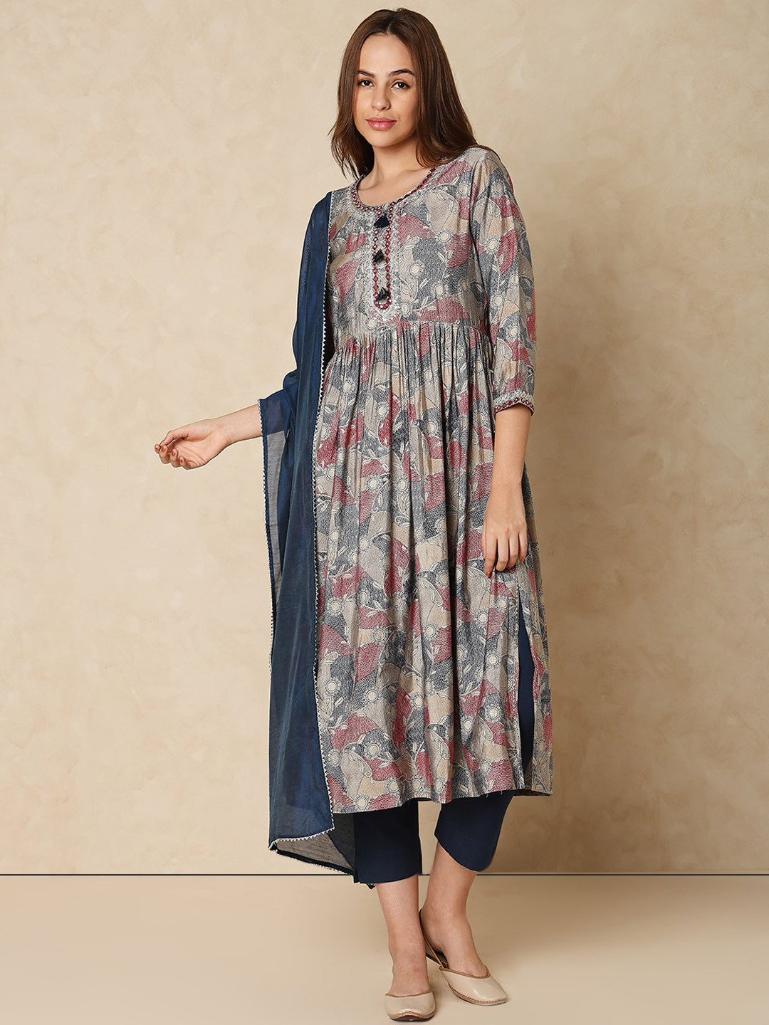 

Indifusion Floral Printed Thread Work A-Line Kurta with Trousers & With Dupatta, Grey