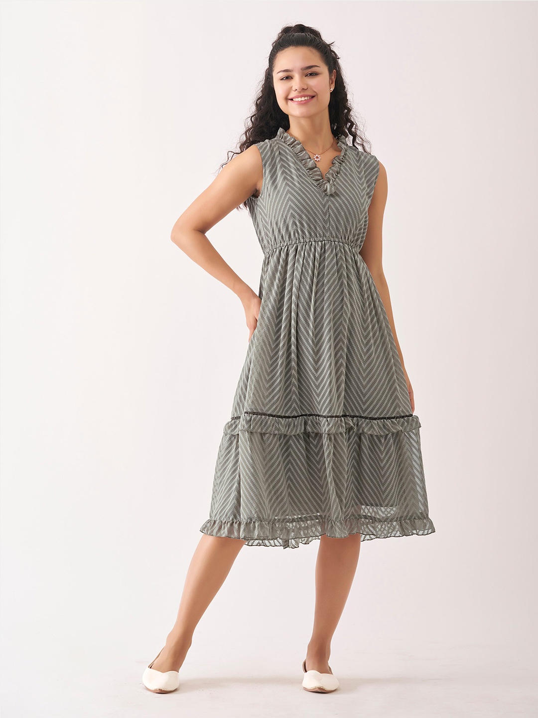 

AASK Geometric Printed Sleeveless V-Neck Crepe Fit & Flare Midi Dress, Grey