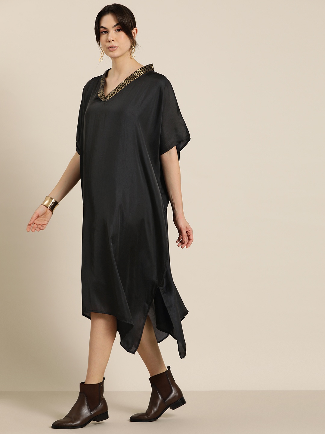 

Qurvii Desi Solid Kimono Sleeve Kaftan Midi Dress, Black