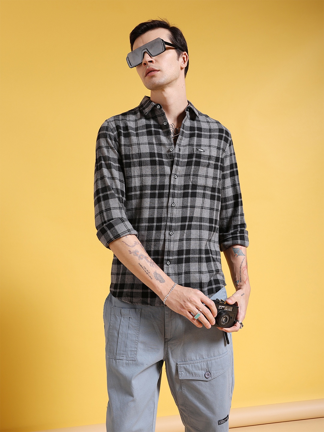 

The Indian Garage Co Men Grey Slim Fit Checked Casual Shirt