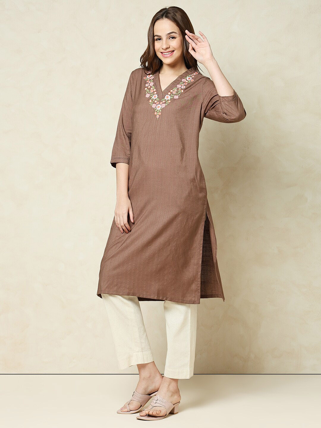 

Indifusion Floral Printed V-Neck Kurta, Brown