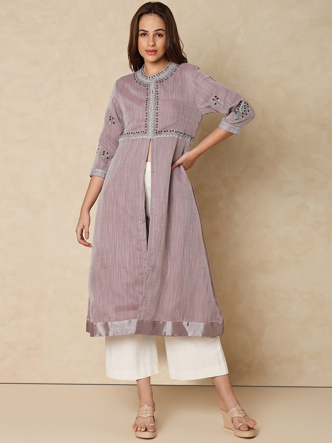 

Indifusion Floral Embroidered A-line High Slit Kurta, Mauve