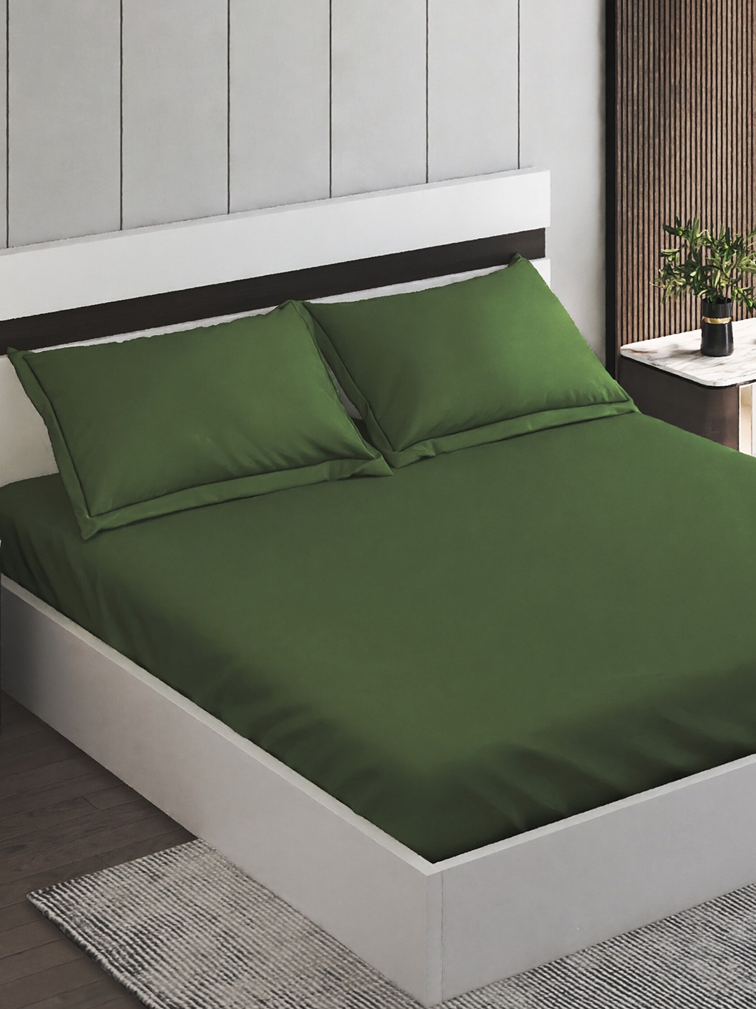 

Home Centre Green Cotton 150 TC King Bedsheet with 2 Pillow Covers