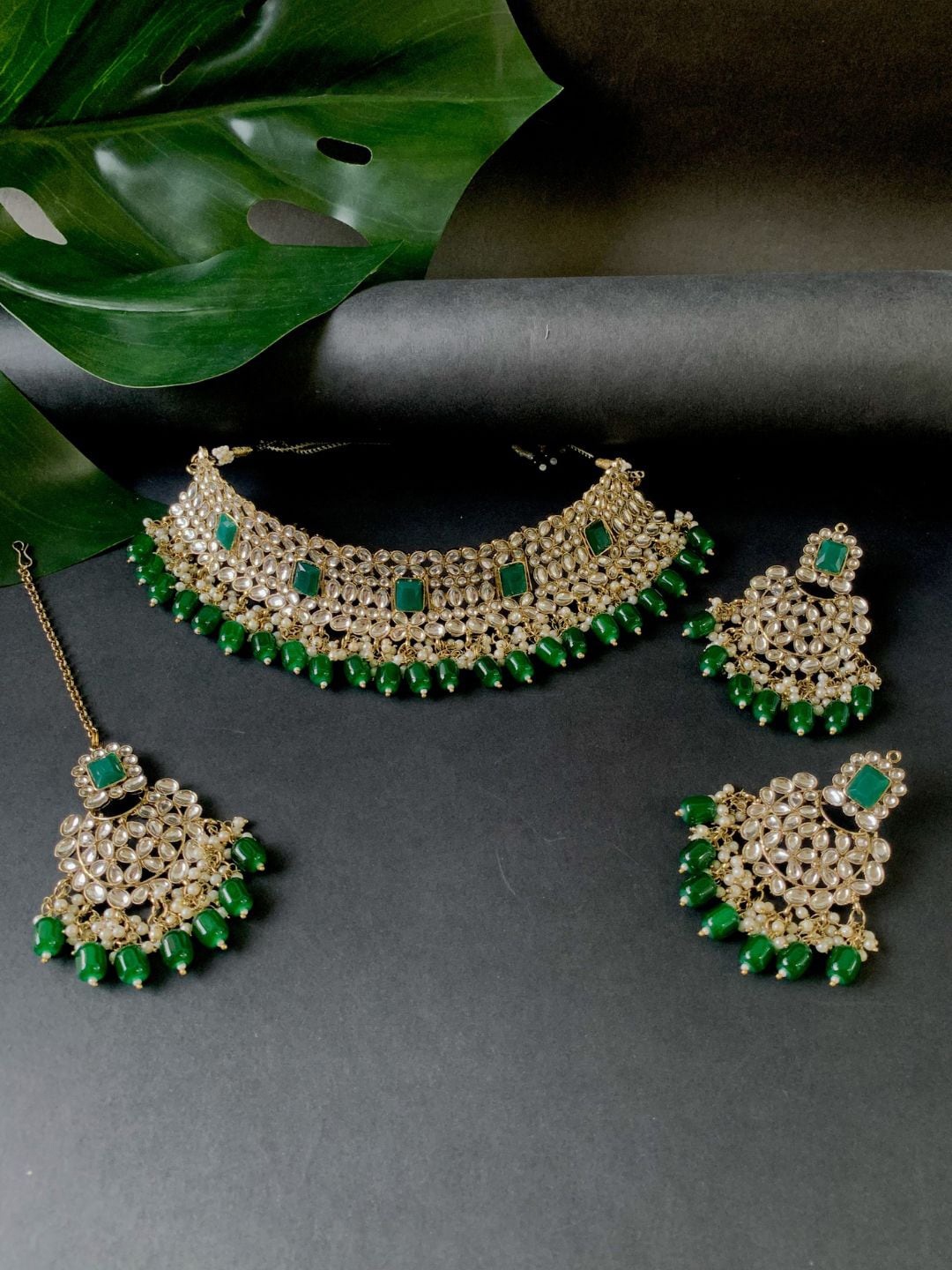 

I Jewels Gold-Plated Kundan-Studded & Beaded Necklace & Earrings & Maang Tikka