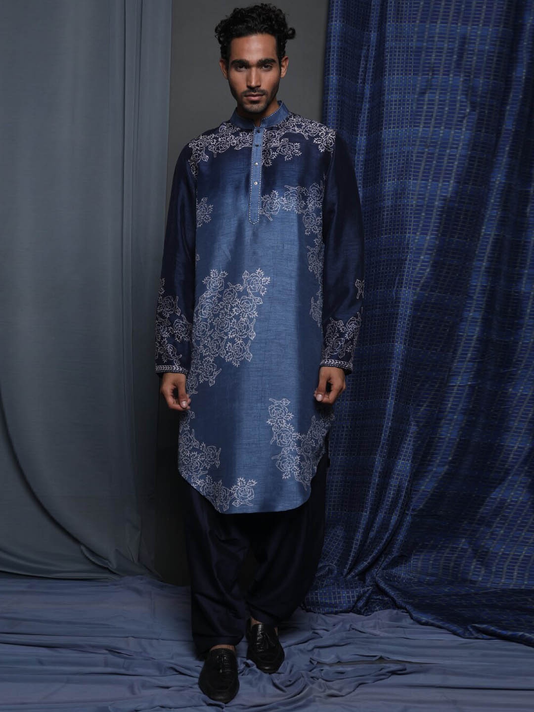 

Krishna Mehta Floral Printed Mandarin Collar Long Sleeve Silk Straight Kurta, Navy blue