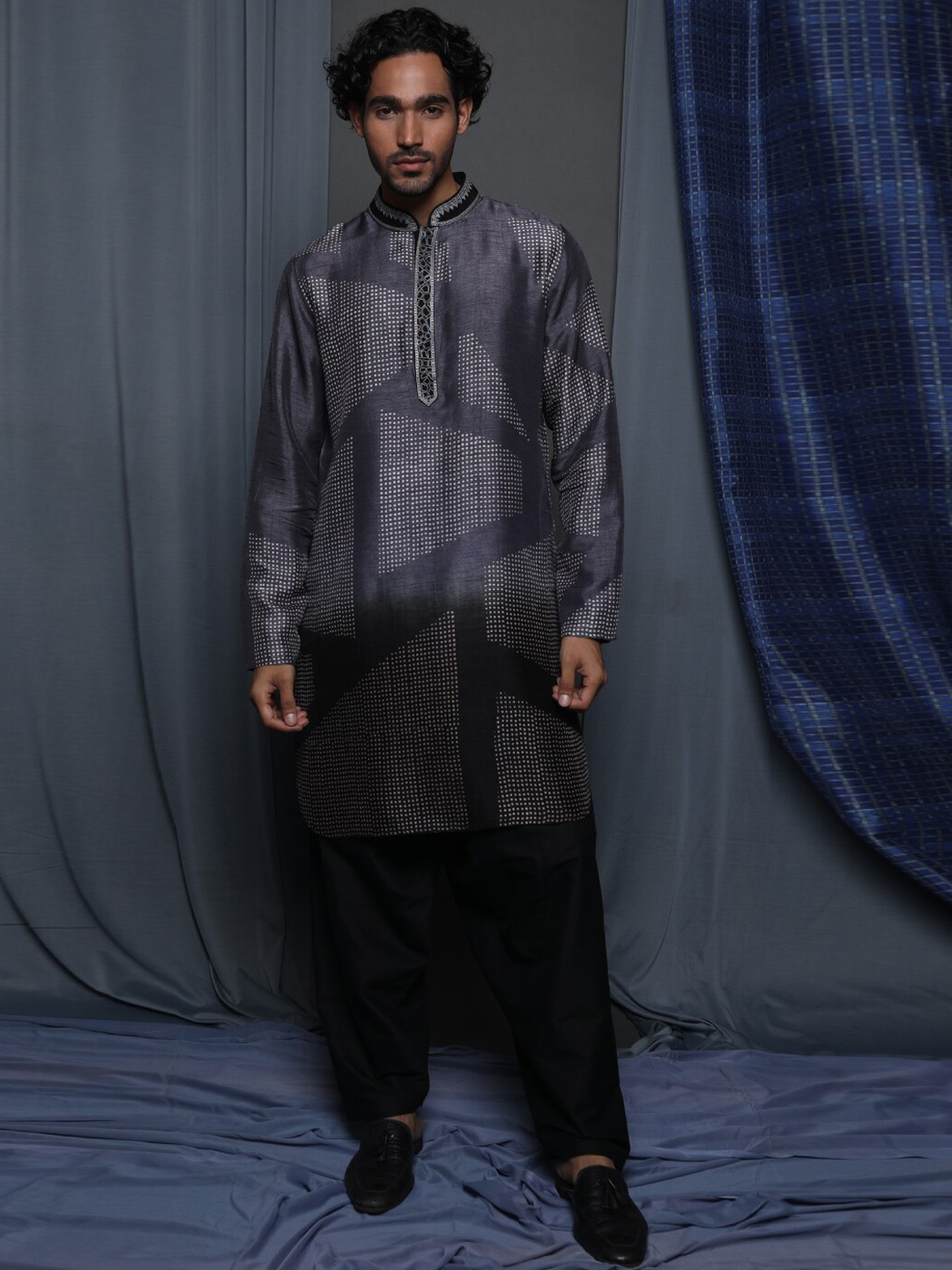 

Krishna Mehta Geometric Printed Mandarin Collar Long Sleeve Silk Straight Kurta, Black