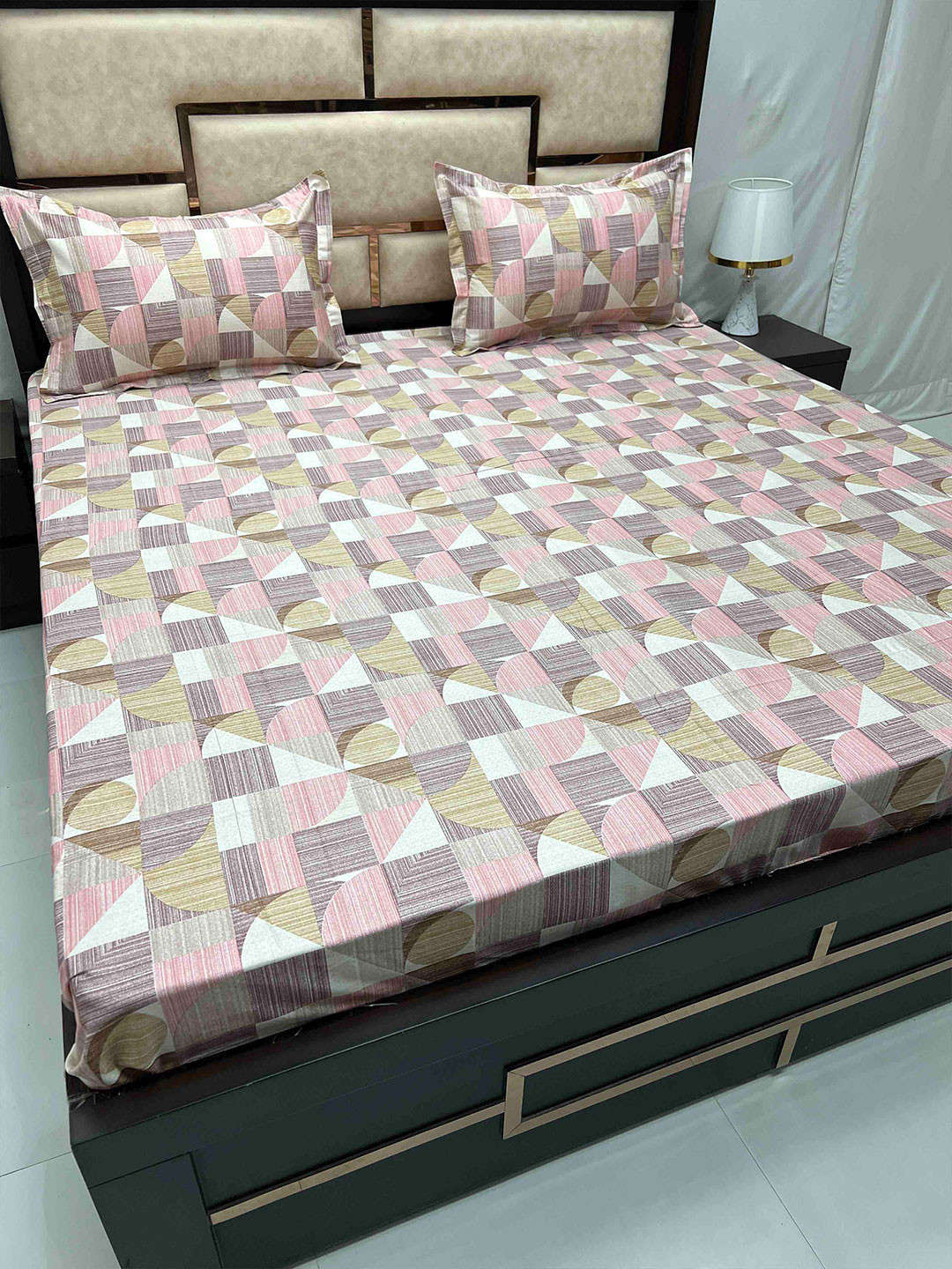 

Pure Decor White Geometric Pure Cotton 350 TC King Bedsheet & 2 Pillow Covers, Pink