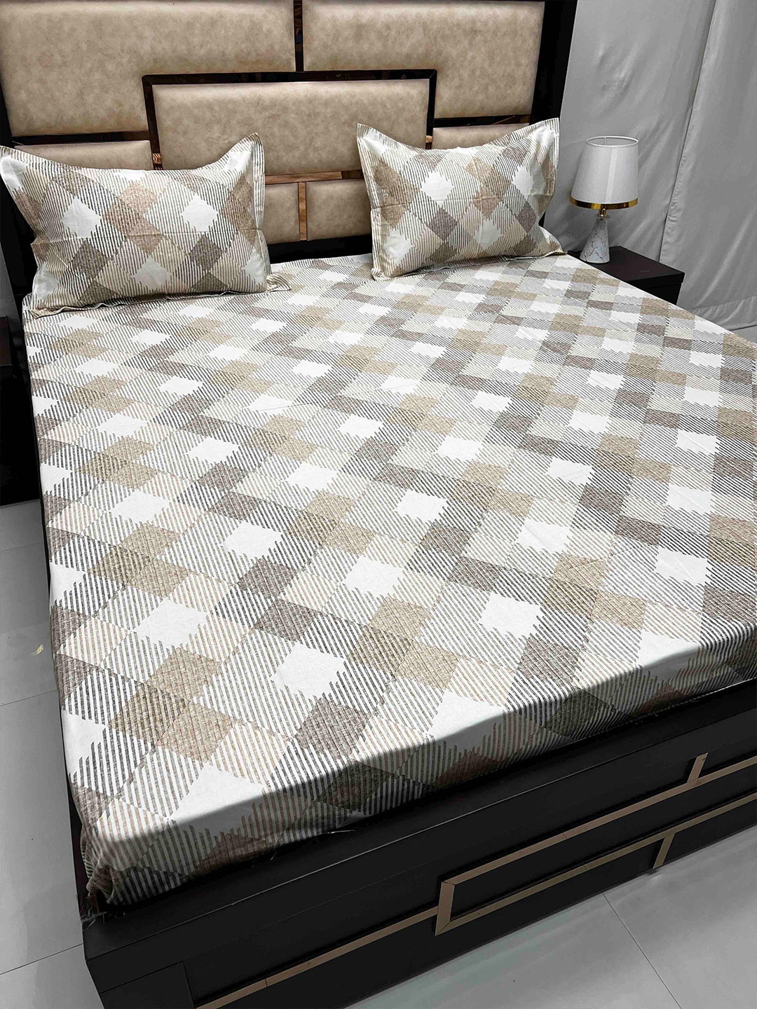 

Pure Decor Divine Fur Brown & White 350 TC Geometric King Bedsheet with 2 Pillow Covers